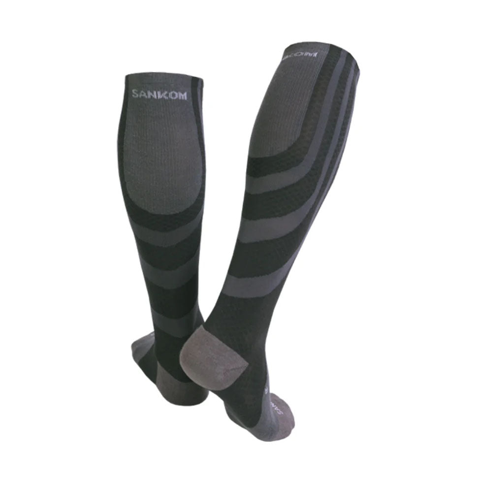 جوارب الضغط النشطة الحاصلة على براءة اختراع باللون الرمادي من سانكوم | صيدلية.كوم.