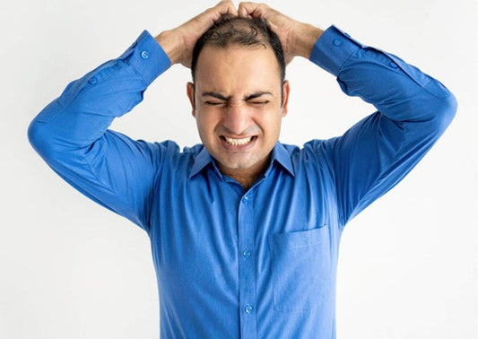 تساقط الشعر عند الرجال: الأسباب الأكثر شيوعًا وكيفية التعامل معها.